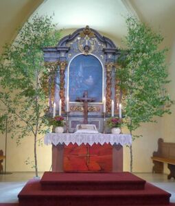 Der Altar der Kirche ST. Kilian zu Kairlindach - geschmückt für die Konfirmation