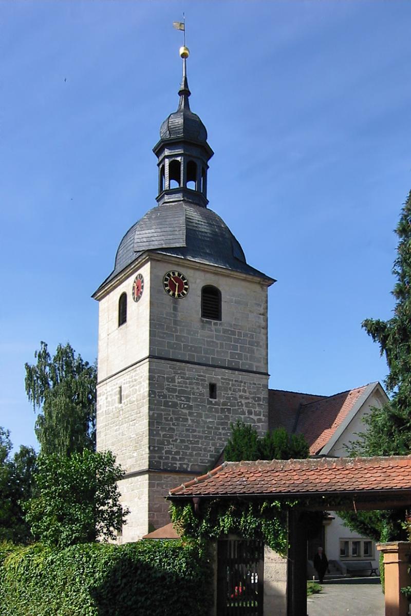 Kirchturm St Kilian zu Kairlindach - Aufnahme vom Haupteingang her